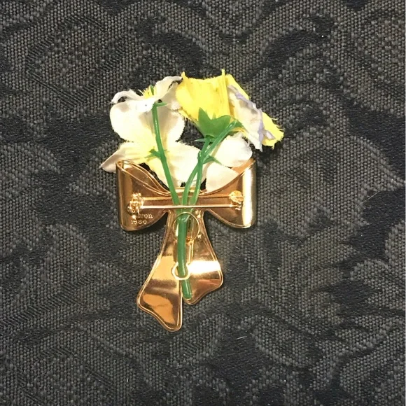 1980 AVON Gold Tone “Special Bouquet Corsage” Pin, Original Silk Flowers—Vintage - Picture 2 of 3